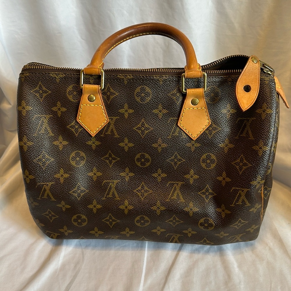 Authentic Louis Vuitton Monogram Speedy 30 Pre-loved. Beautiful condition!! COA